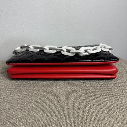 Louis Vuitton Coussin MM Vernis Schwarz / Rot mit weißem Kettenriemen