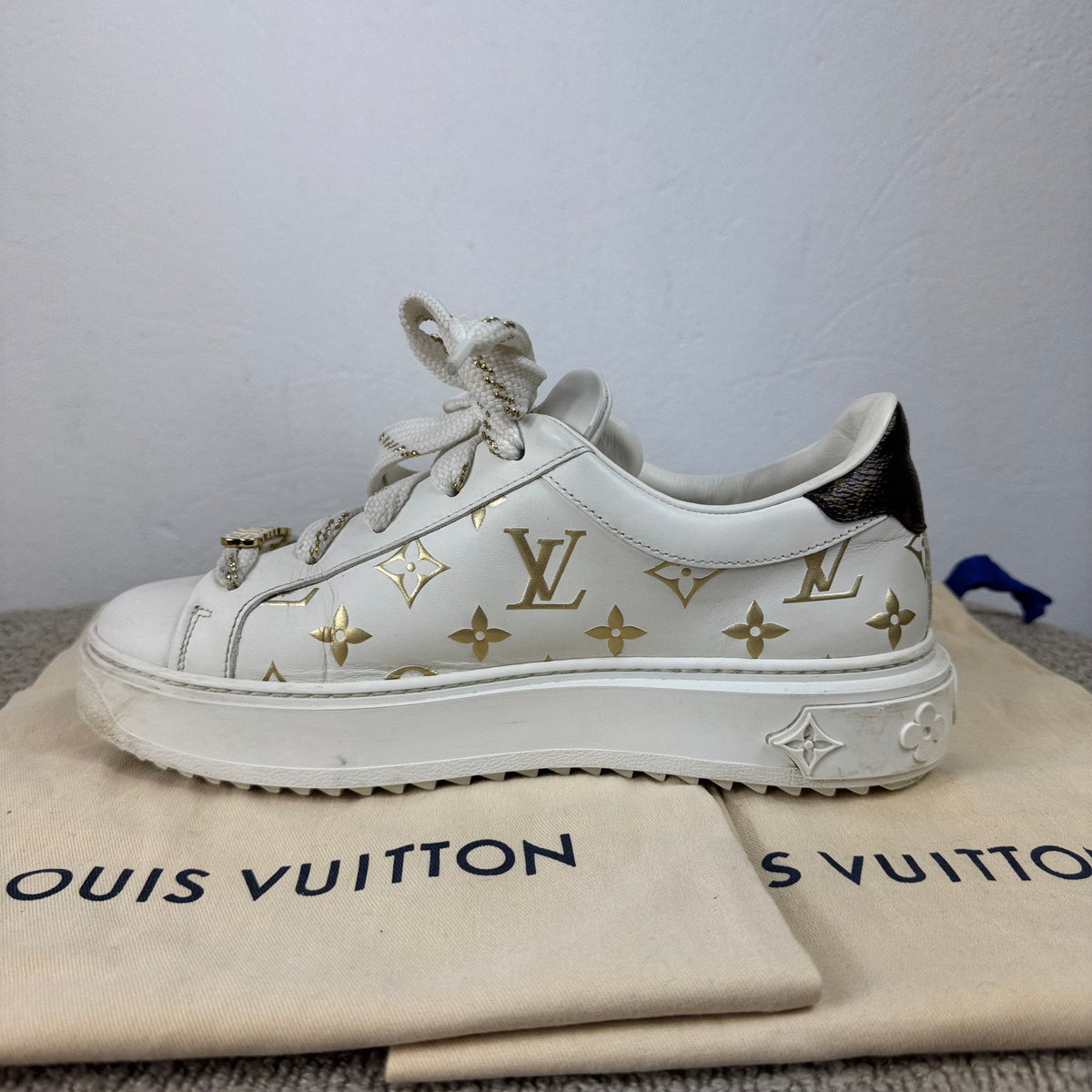 Louis Vuitton Time Out Sneaker – Weiß / Gold – Größe 37,5