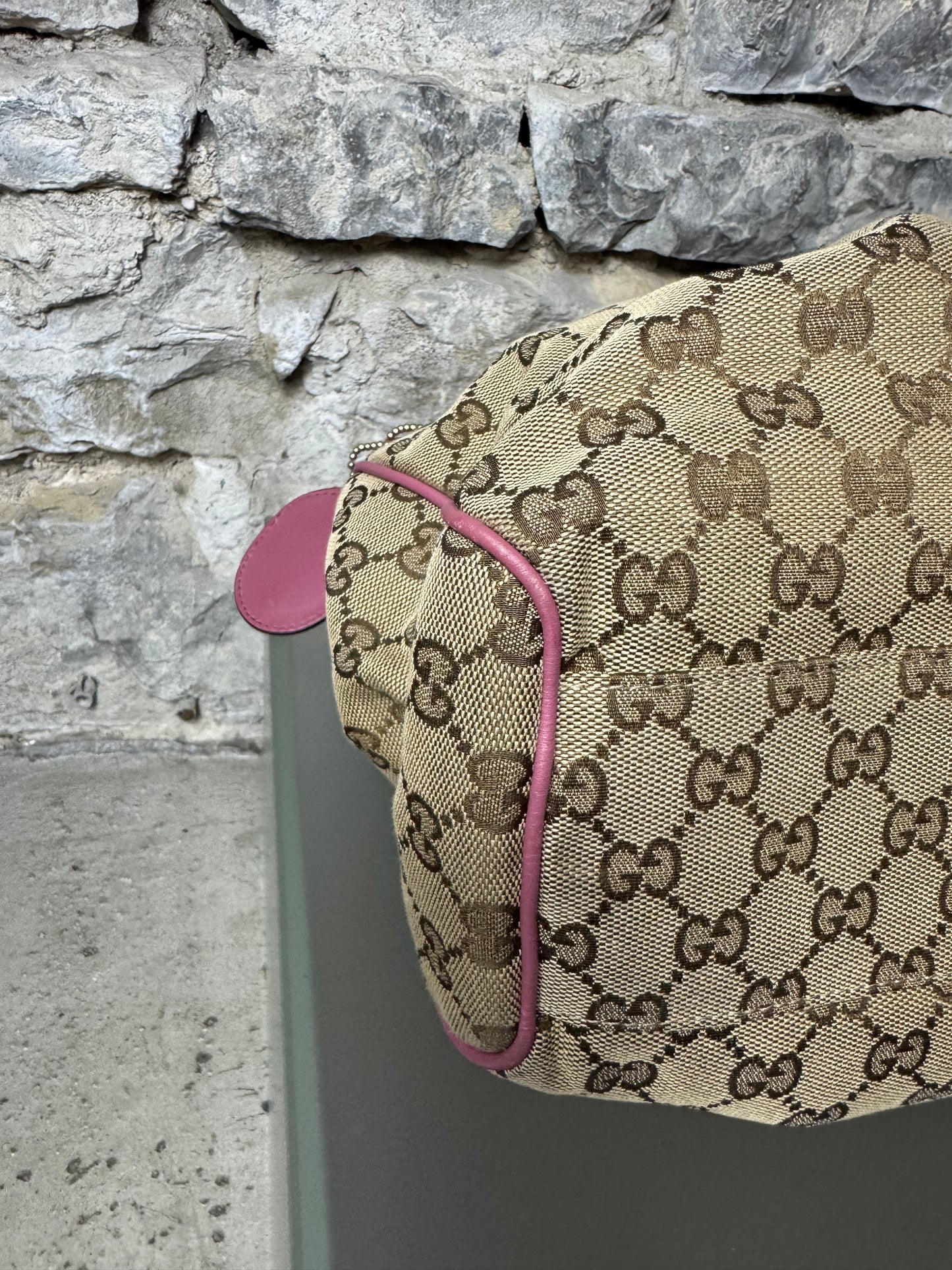 GUCCI Sukey Medium GG Canvas – Beige & Rosa