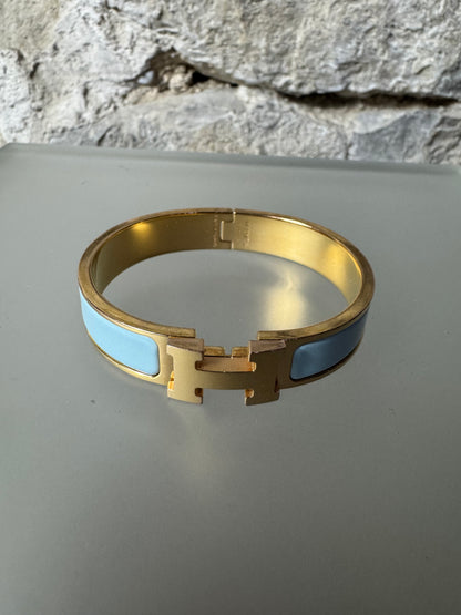 Hermès Clic H Armreif – Gold & Hellblau