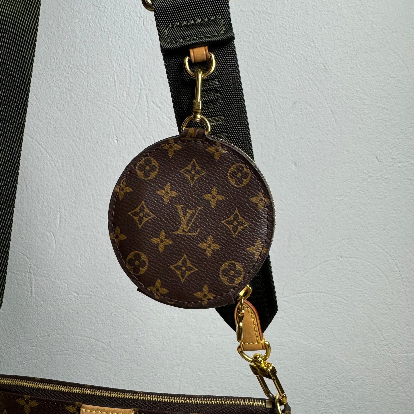 Louis Vuitton Multi Pochette Accessoires Monogram – Grüner Trageriemen
