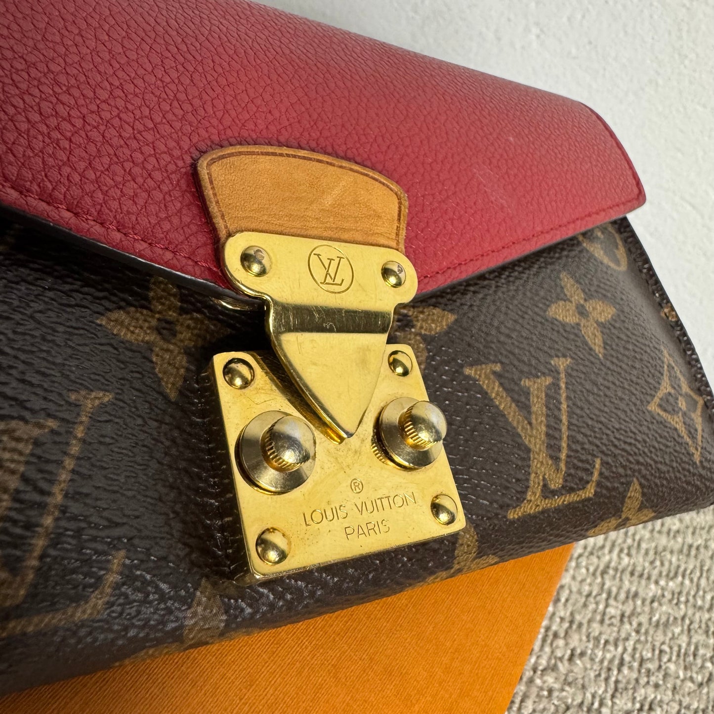 Louis Vuitton „Pallas“ Portemonnaie Monogram Rouge