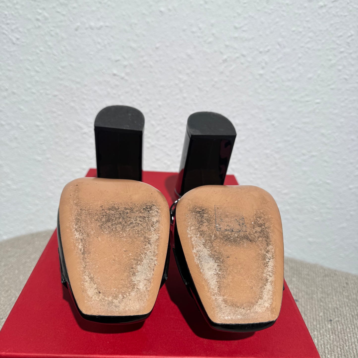 Valentino Pumps Lackleder – Schwarz mit goldfarbenem Detail – Größe 39