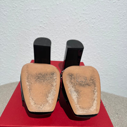 Valentino Pumps Lackleder – Schwarz mit goldfarbenem Detail – Größe 39