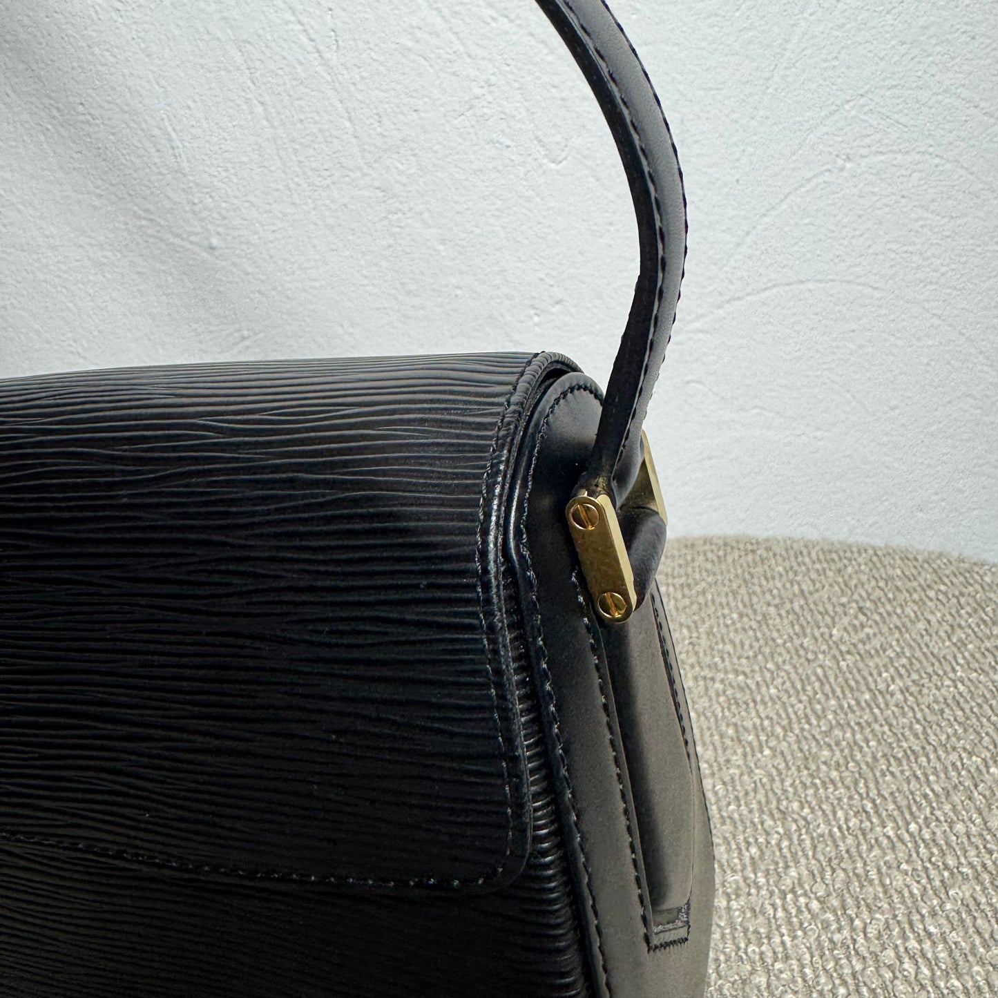 Louis Vuitton Buci Schultertasche – Epi Leder Schwarz