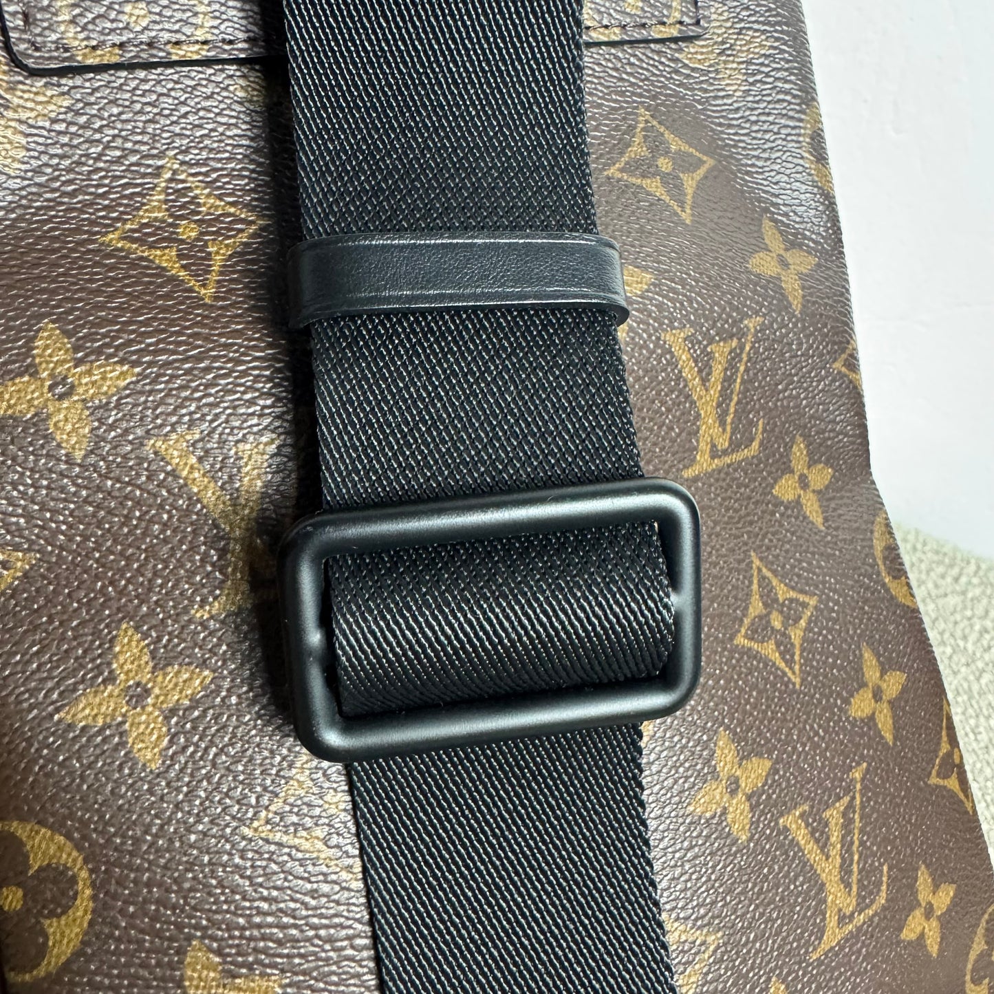 Louis Vuitton Avenue Sling Bag – Monogram