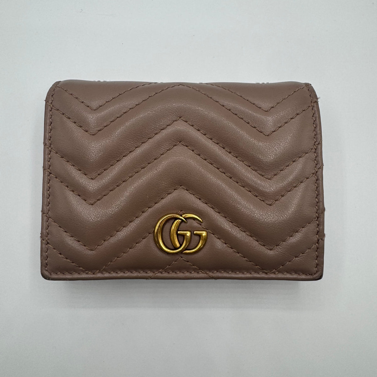 Gucci GG Marmont Kompakt-Geldbörse – Matelassé Leder Taupe