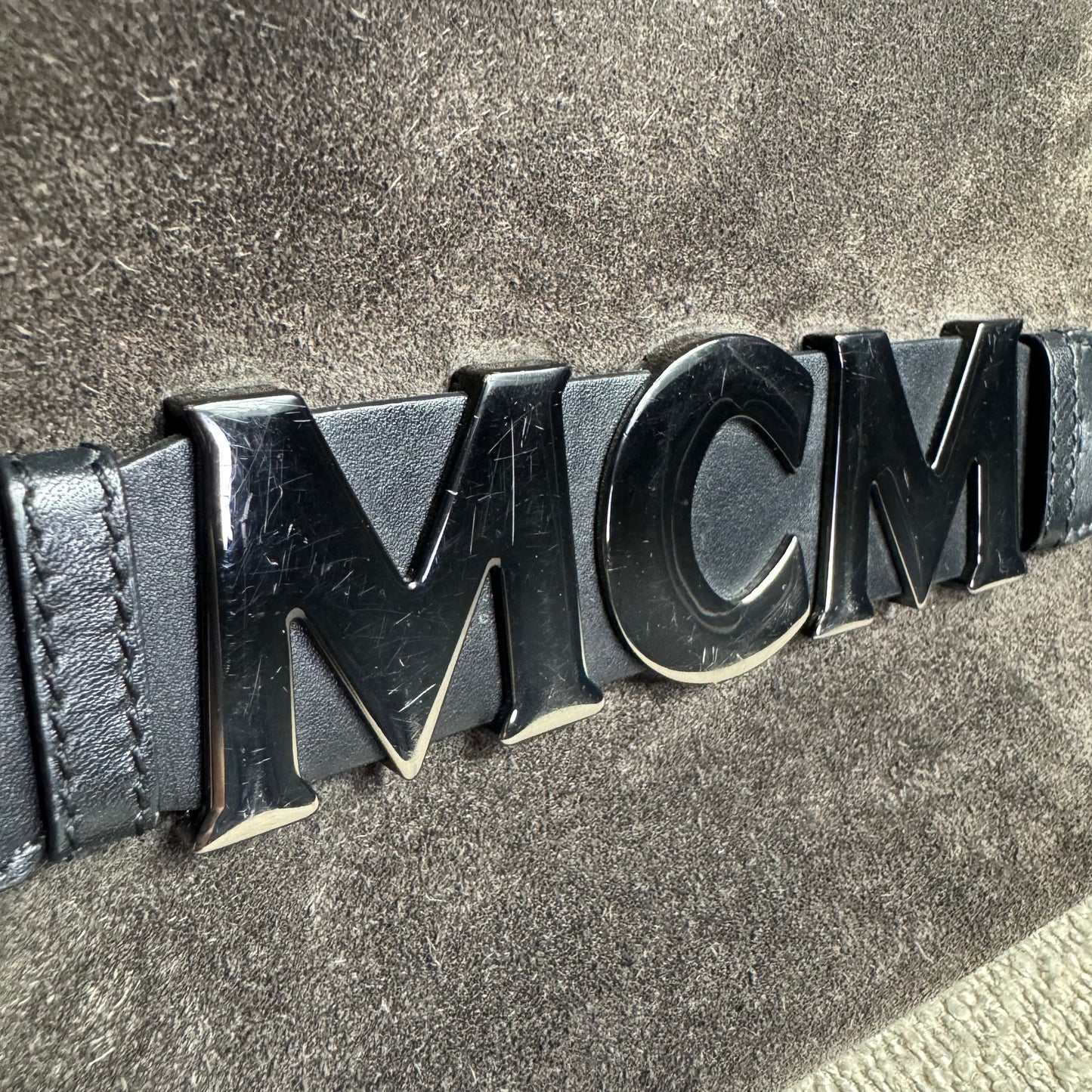 MCM München Logo Wildleder Crossbody Bag Schwarz