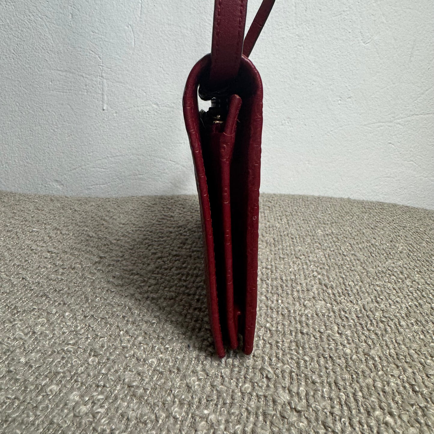 Gucci Microguccissima Geldbörse mit Riemen – Rot