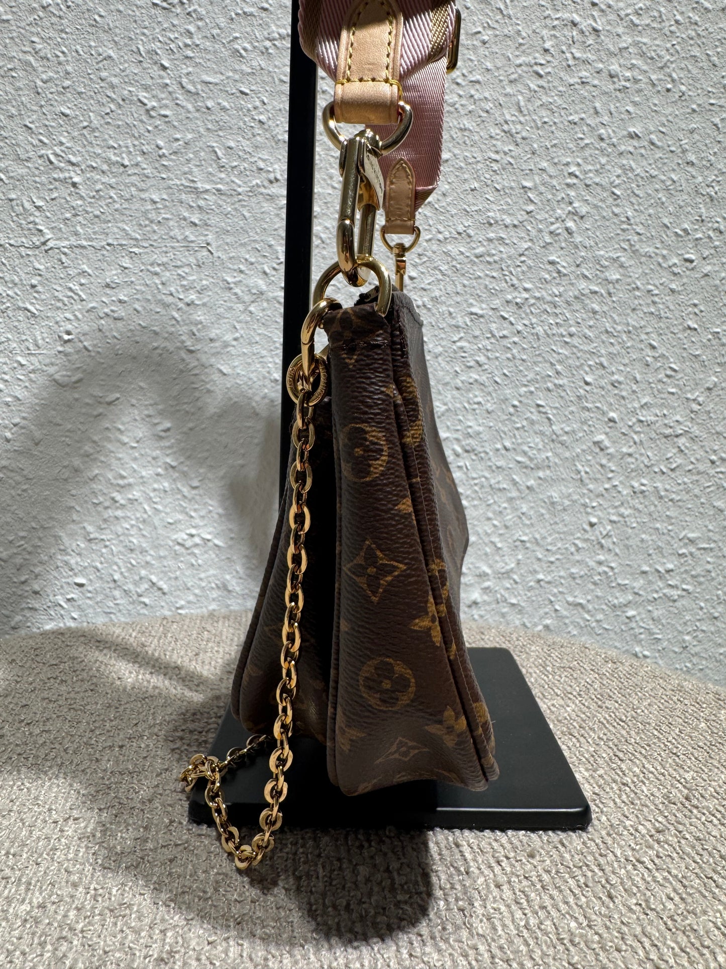 Louis Vuitton Multi Pochette Accessoires – Monogram mit rosa Schulterriemen