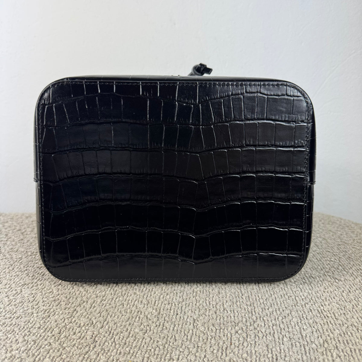 Aigner Beuteltasche – Schwarzes Leder mit Kroko-Prägung