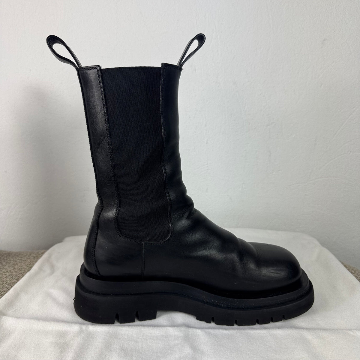 Bottega Veneta The Lug Chelsea Boots – Schwarzes Leder – Gr. 38