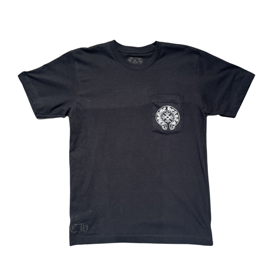 Chrome Hearts „Malibu Exclusive“ Horseshoe Logo Pocket T-Shirt – Schwarz – Größe M