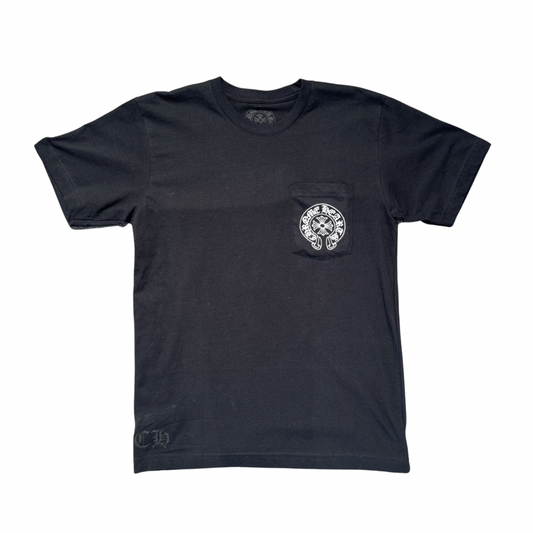Chrome Hearts „Malibu Exclusive“ Horseshoe Logo Pocket T-Shirt – Schwarz – Größe M