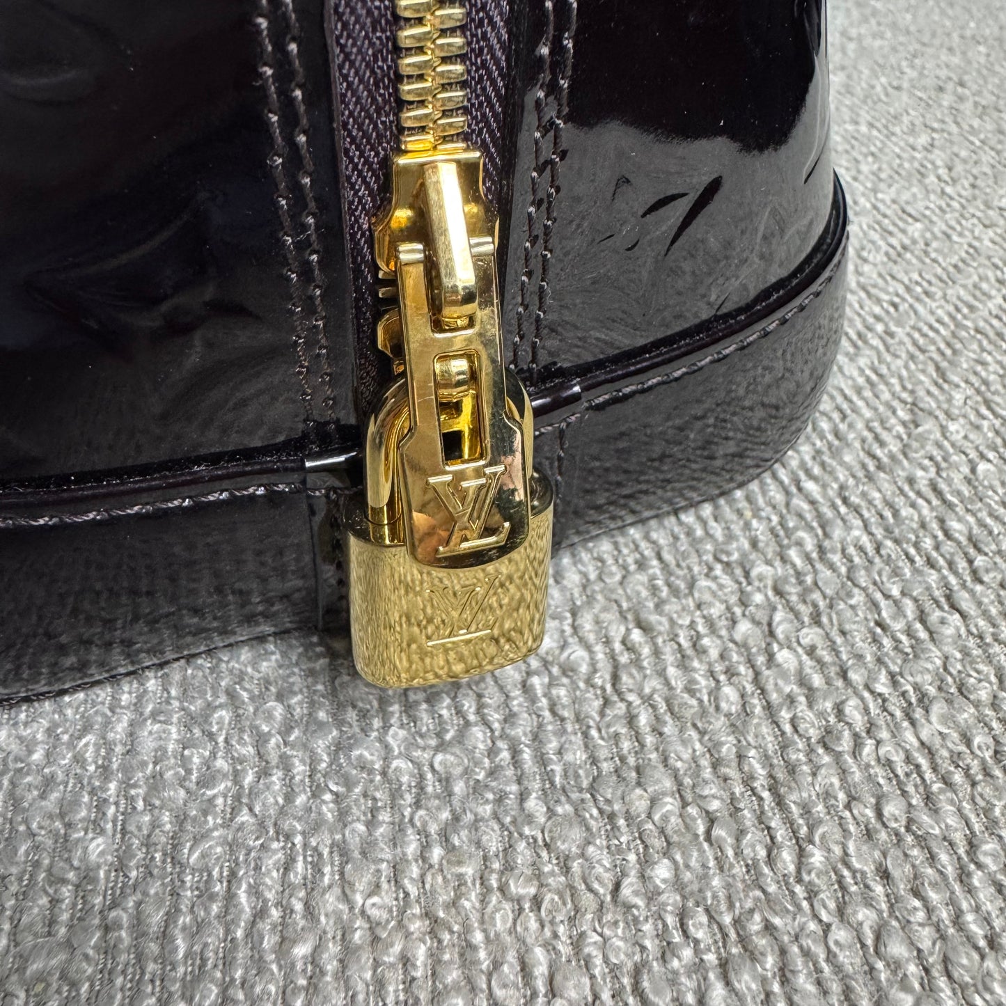 Louis Vuitton Alma MM – Vernis Bordeaux