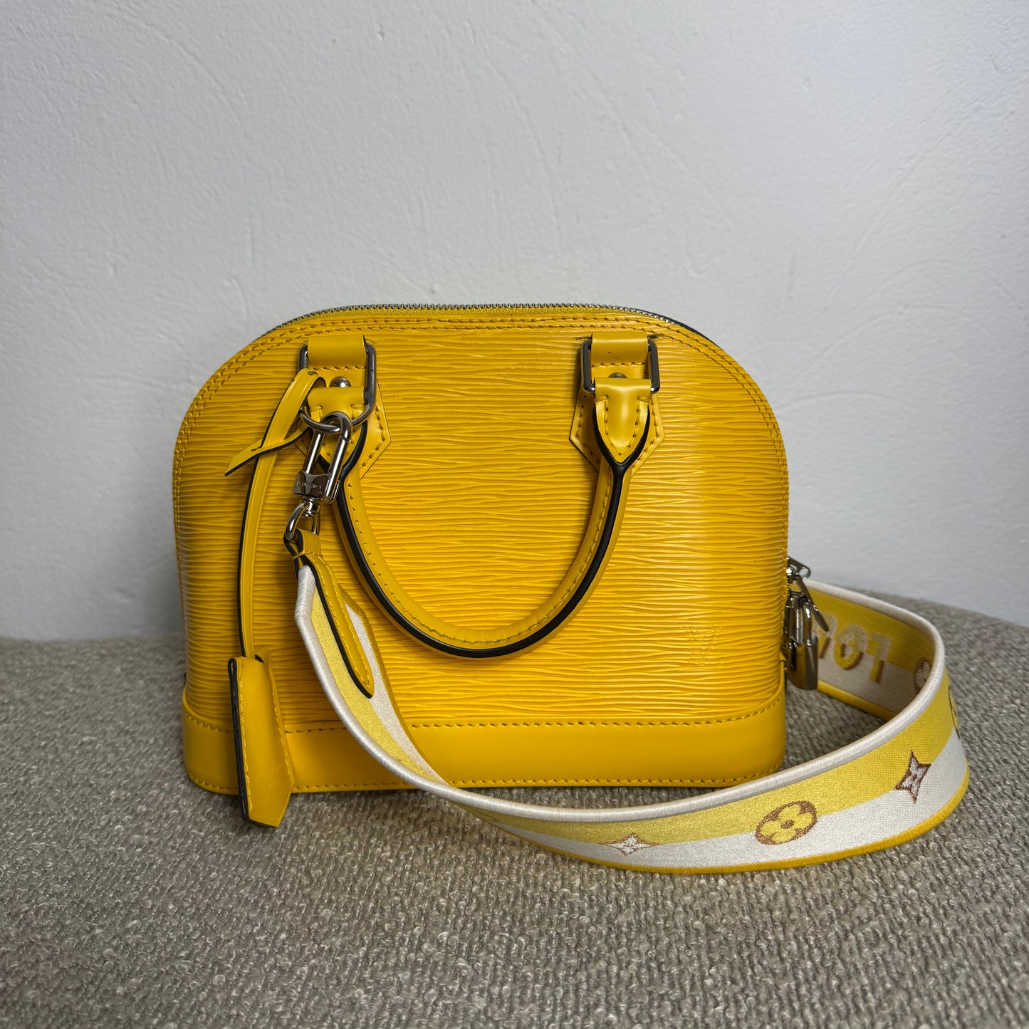 Louis Vuitton Alma BB Epi Leder Gelb