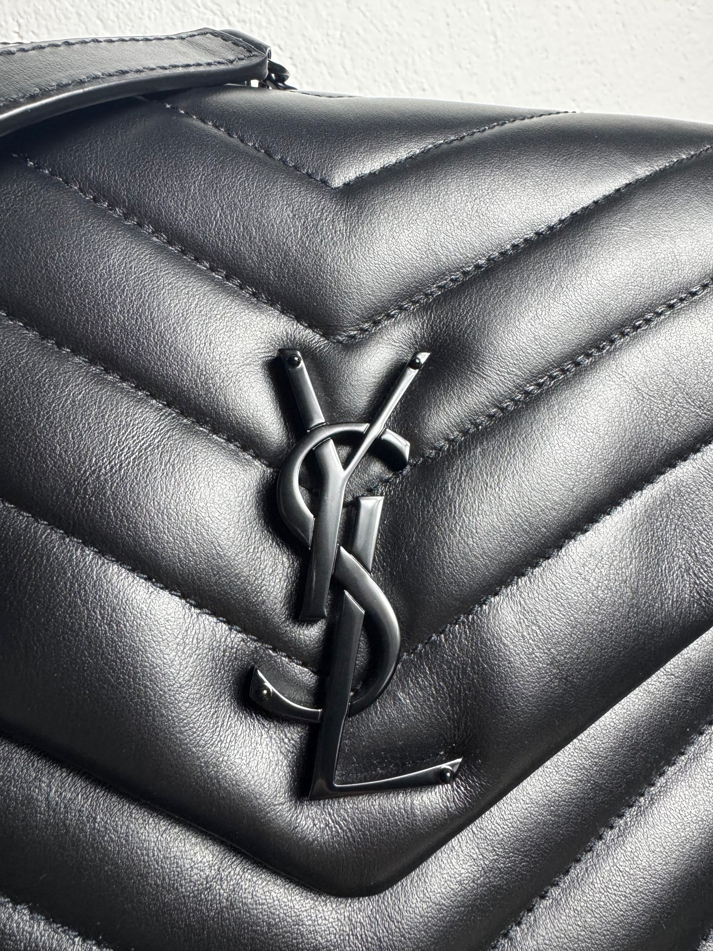 Yves Saint Laurent Loulou Medium – Schwarz mit schwarzer Hardware