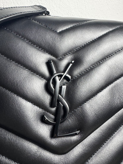 Yves Saint Laurent Loulou Medium – Schwarz mit schwarzer Hardware