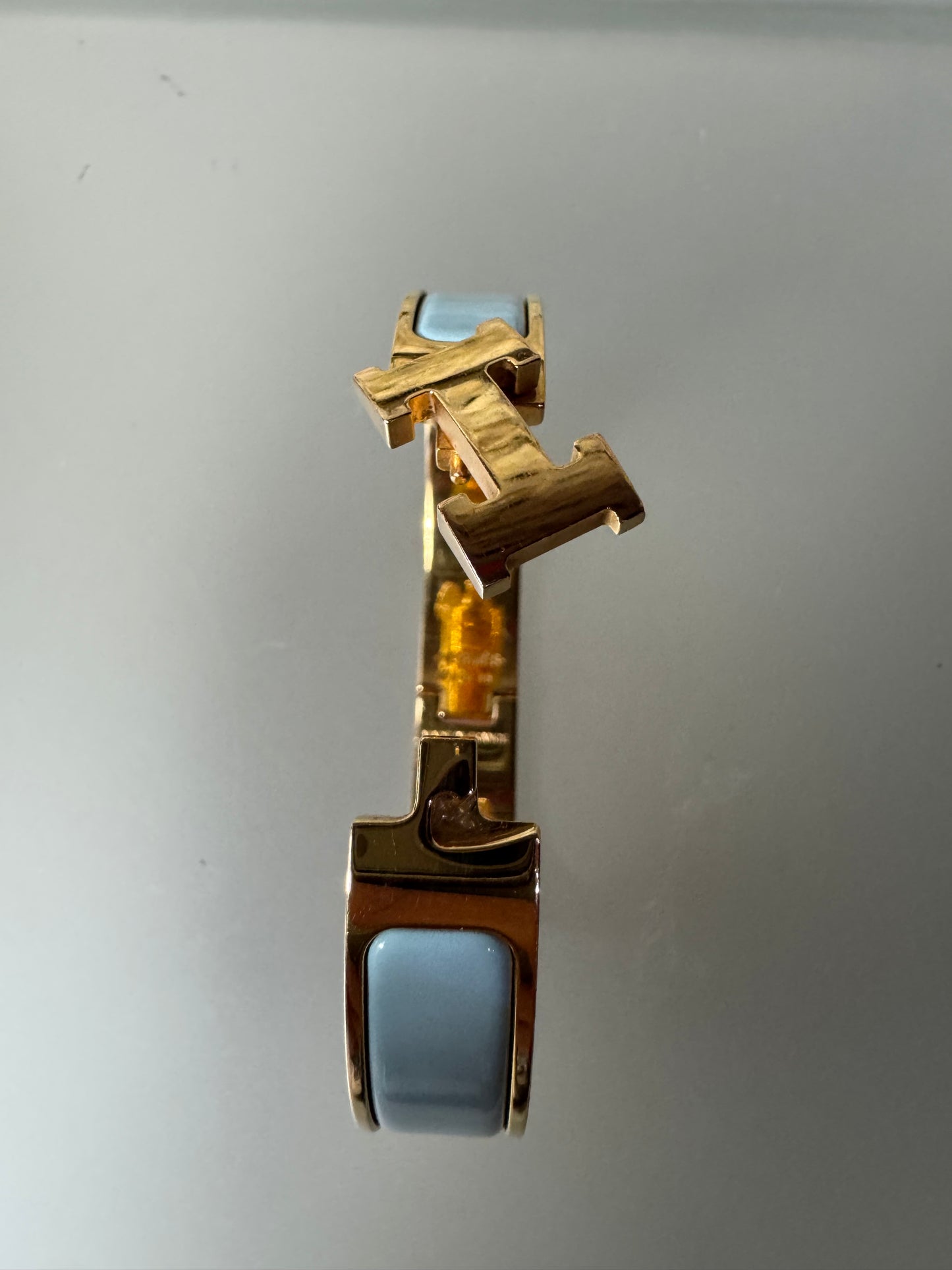 Hermès Clic H Armreif – Gold & Hellblau