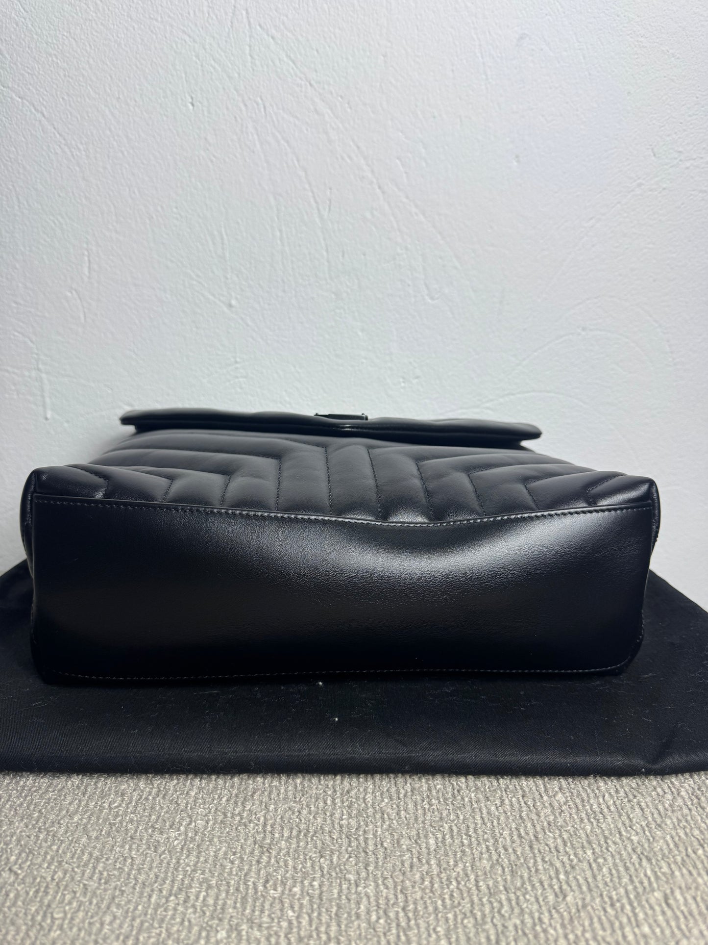 Yves Saint Laurent Loulou Medium – Schwarz mit schwarzer Hardware