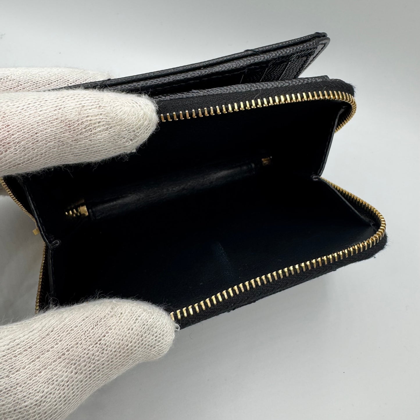 Saint Laurent Cassandre Matelassé – Kompaktes Portemonnaie mit umlaufendem Reißverschluss