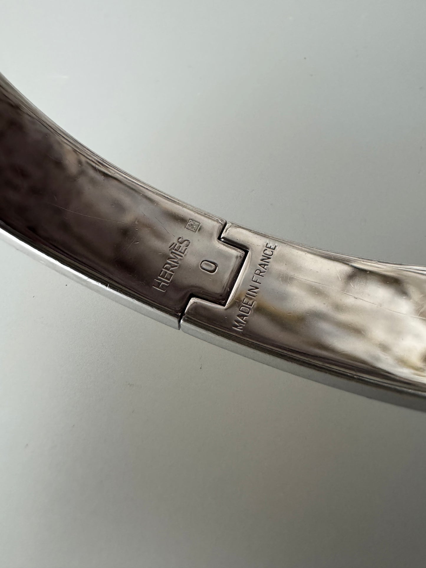 Hermès Clic H Armreif – Silber & Weiß