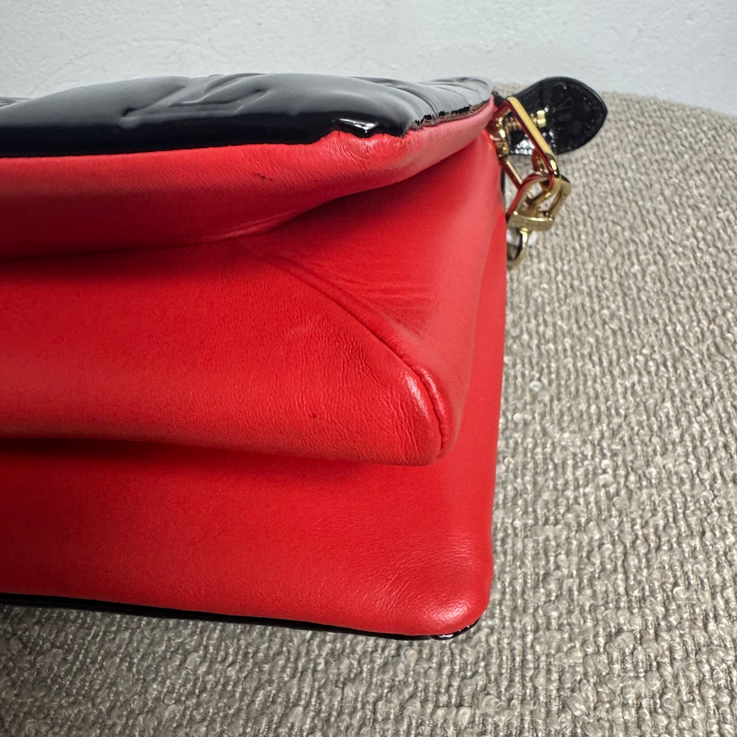 Louis Vuitton Coussin MM Vernis Schwarz / Rot mit weißem Kettenriemen