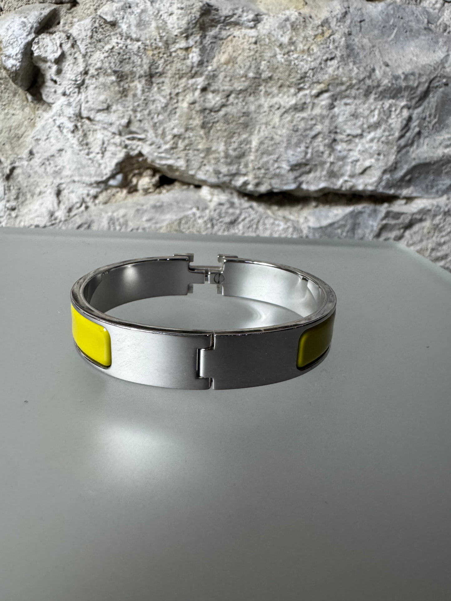 Hermès Clic H Armreif – Silber & Gelb