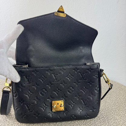 Louis Vuitton Pochette Métis – Monogram Empreinte Leder Schwarz
