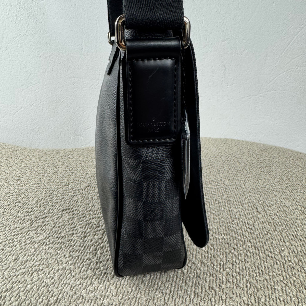 Louis Vuitton District PM Messenger – Damier Graphite