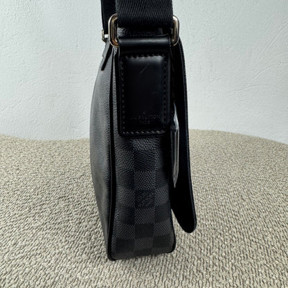 Louis Vuitton District PM Messenger – Damier Graphite