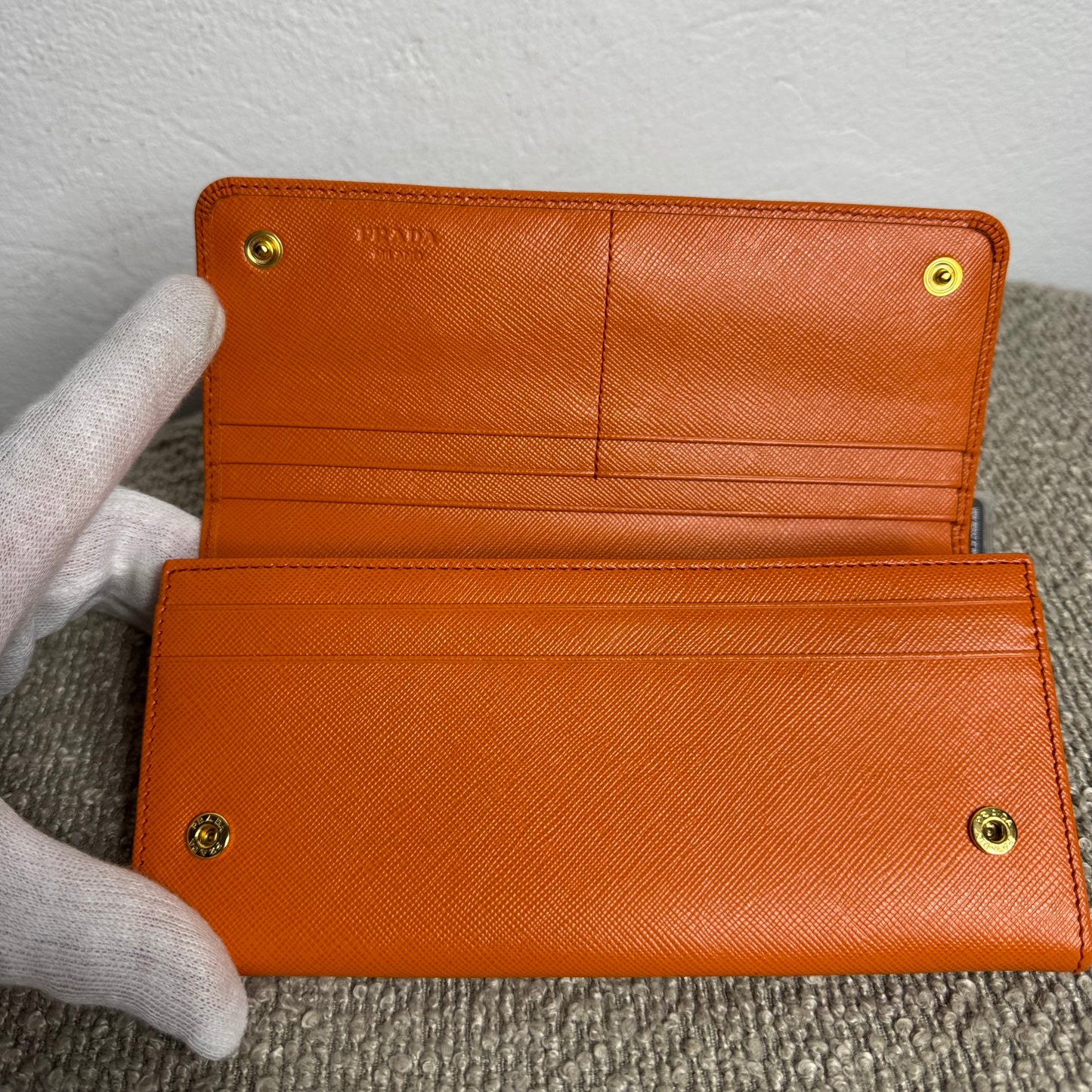 Grand portefeuille Prada en cuir Saffiano orange