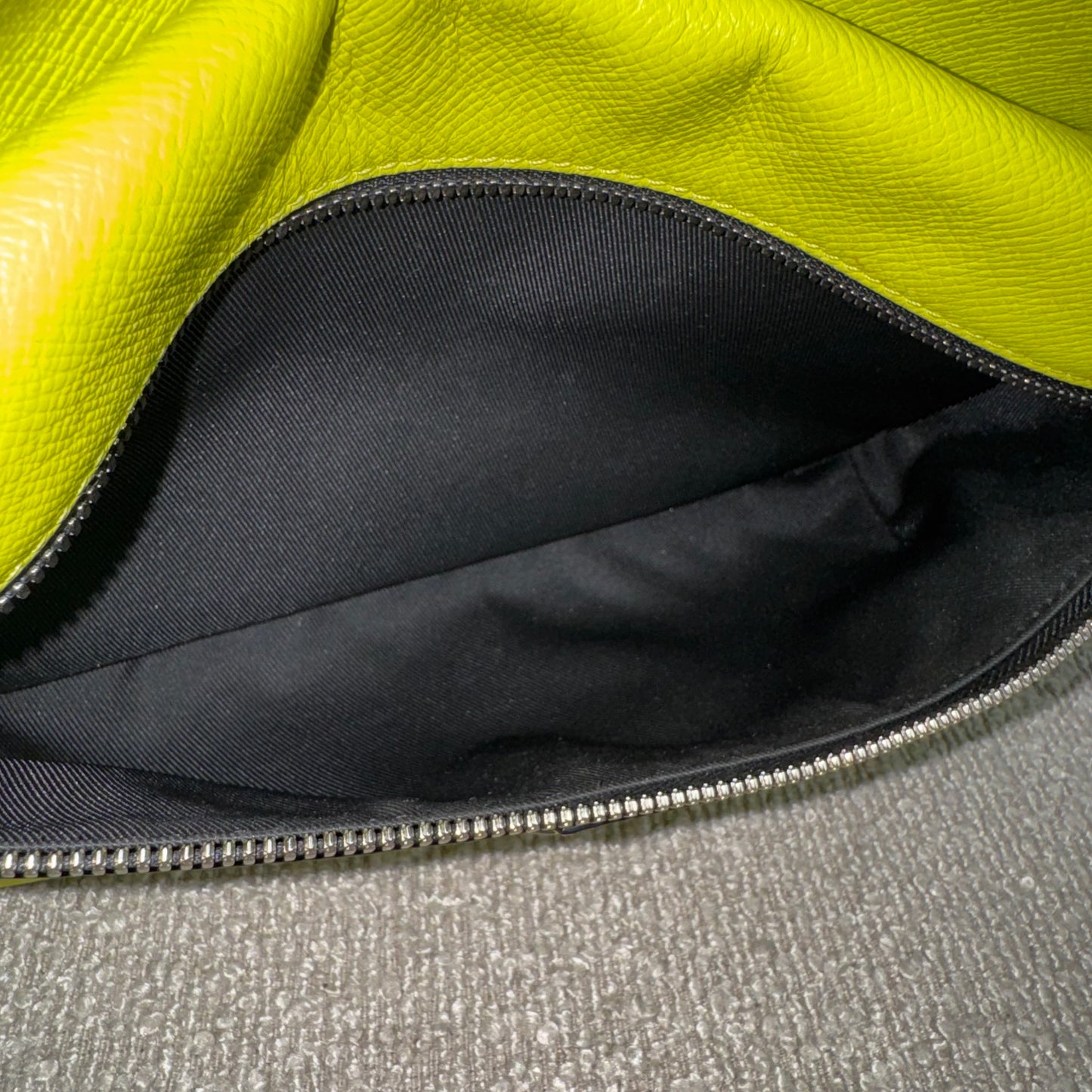 Louis Vuitton Outdoor Messenger Bag – Taïgarama Neon Gelb