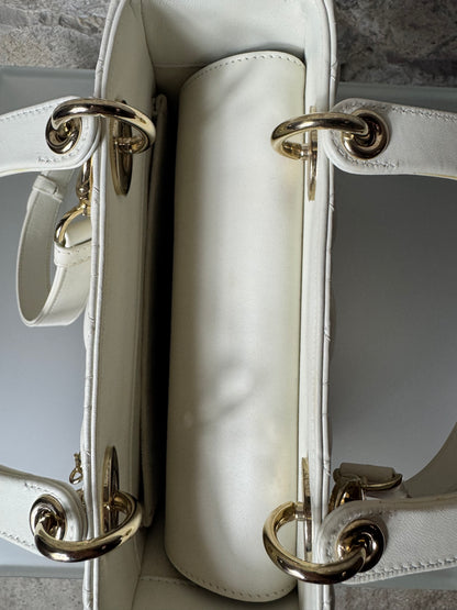 Mittelgroße Lady Dior Tasche Cannage Lammleder in Latte