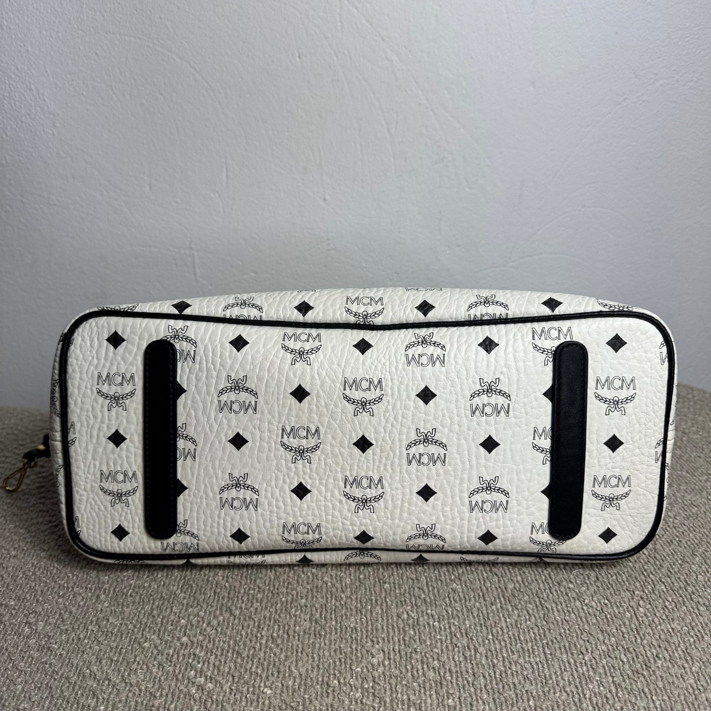 MCM Liz Reversible Shopper Medium Visetos Weiß