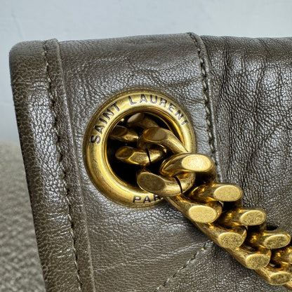 Yves Saint Laurent NIKI Medium aus genarbtem Lammleder