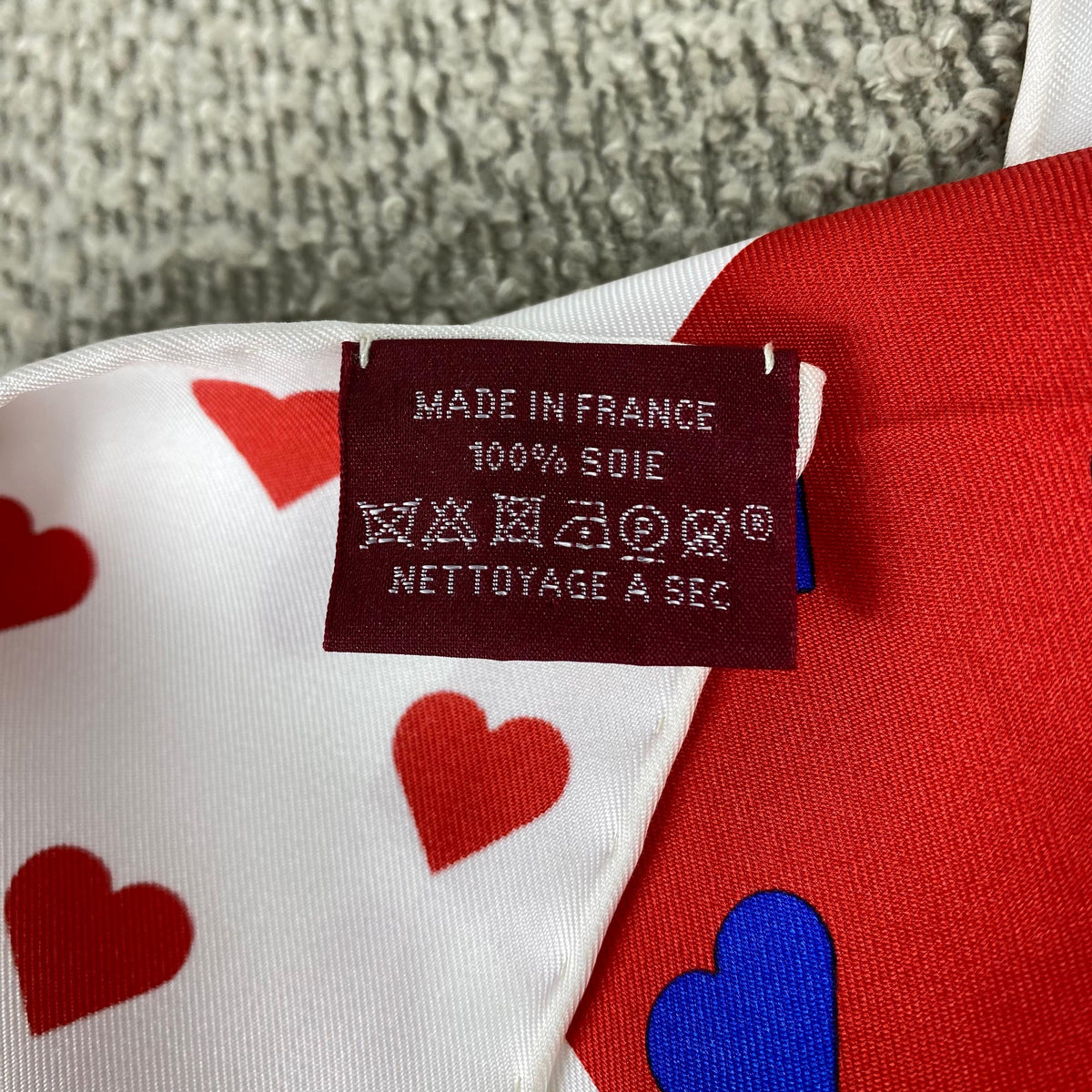 Hermès Carré 90 „Brides de Gala LOVE“ – Seidentuch Sonderedition
