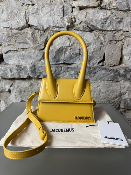 Jacquemus Le Chiquito Moyen – Dunkelgelb