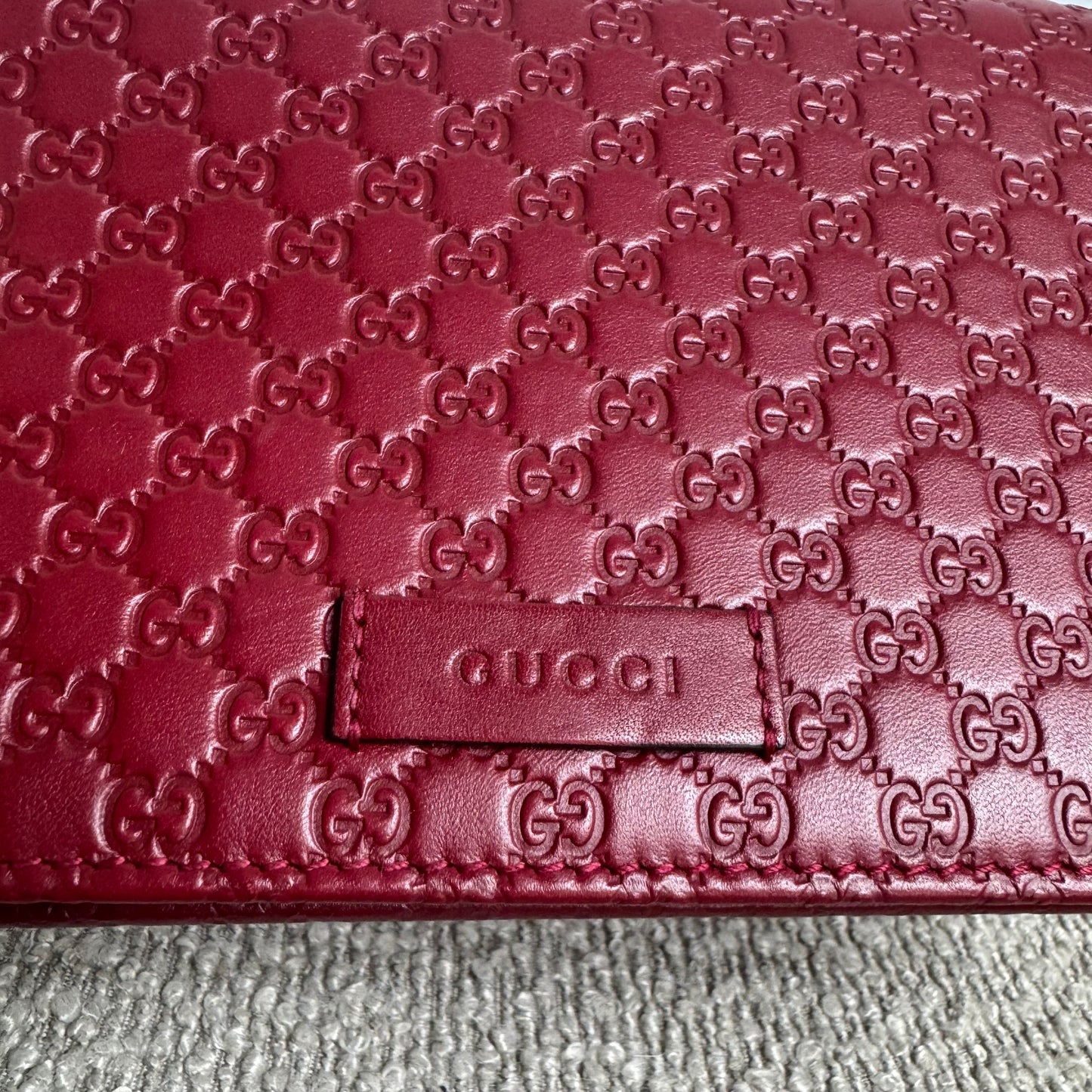 Gucci Microguccissima Geldbörse mit Riemen – Rot