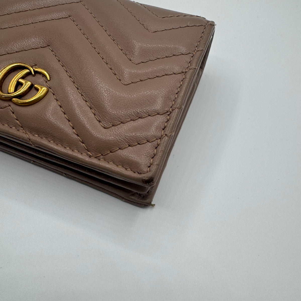 Gucci GG Marmont Kompakt-Geldbörse – Matelassé Leder Taupe