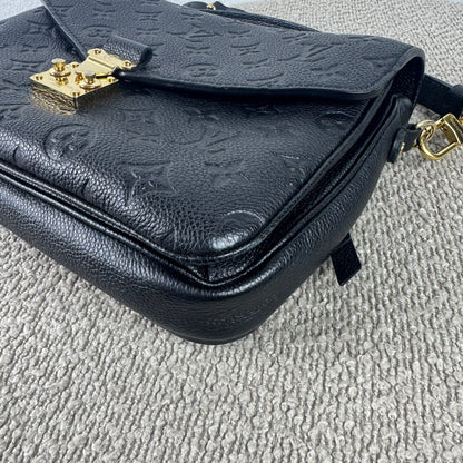Louis Vuitton Pochette Métis – Monogram Empreinte Leder Schwarz