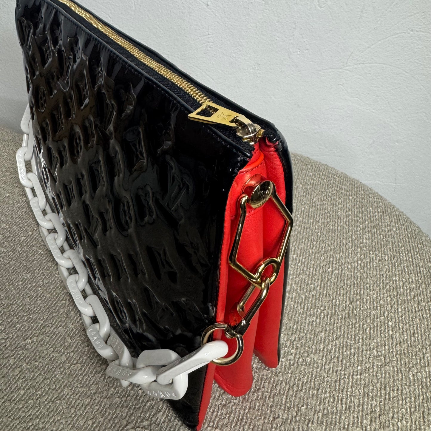 Louis Vuitton Coussin MM Vernis Schwarz / Rot mit weißem Kettenriemen