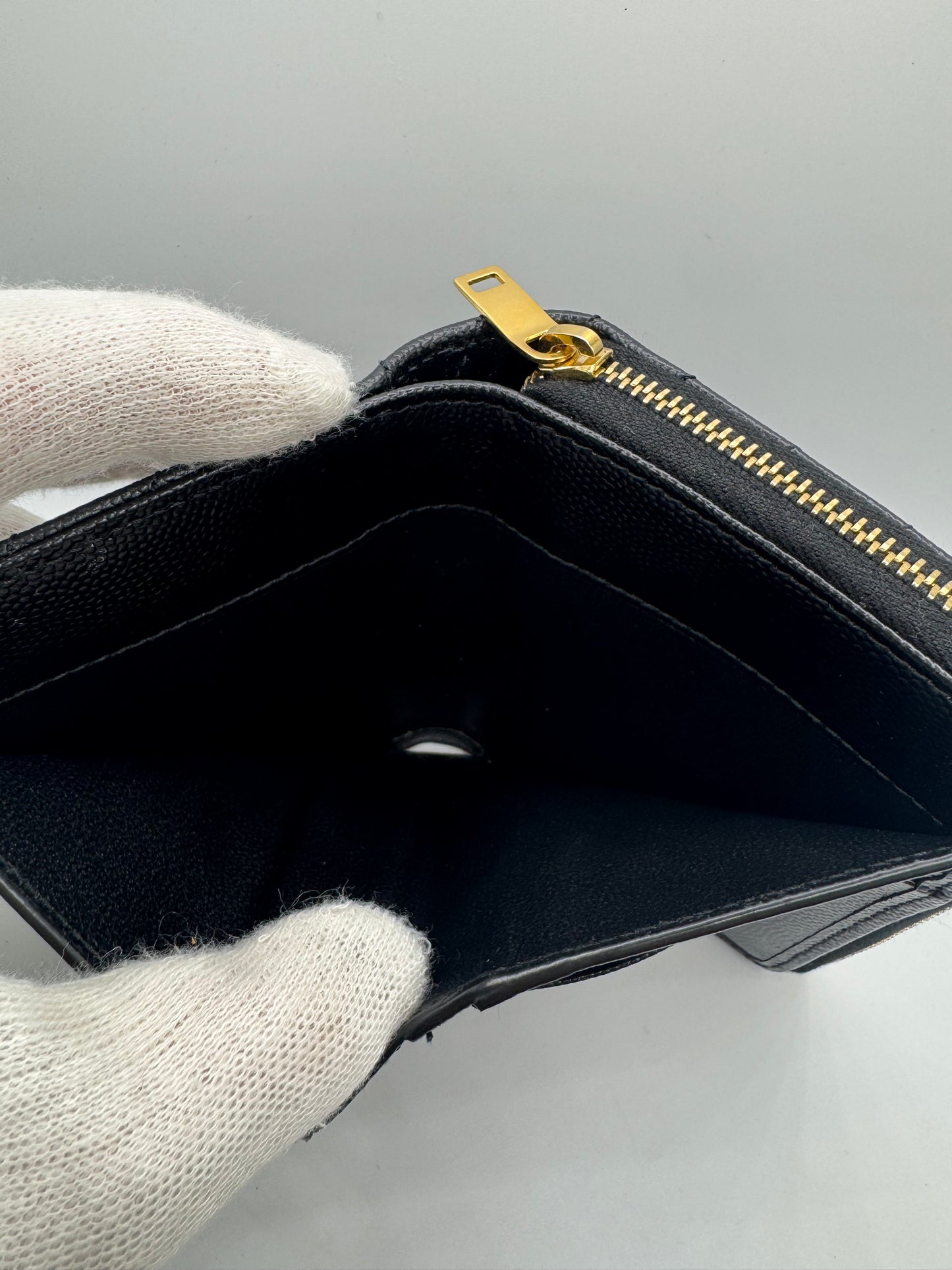 Saint Laurent Cassandre Matelassé – Kompaktes Portemonnaie mit umlaufendem Reißverschluss