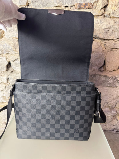 Louis Vuitton District PM Umhängetasche Damier Graphit