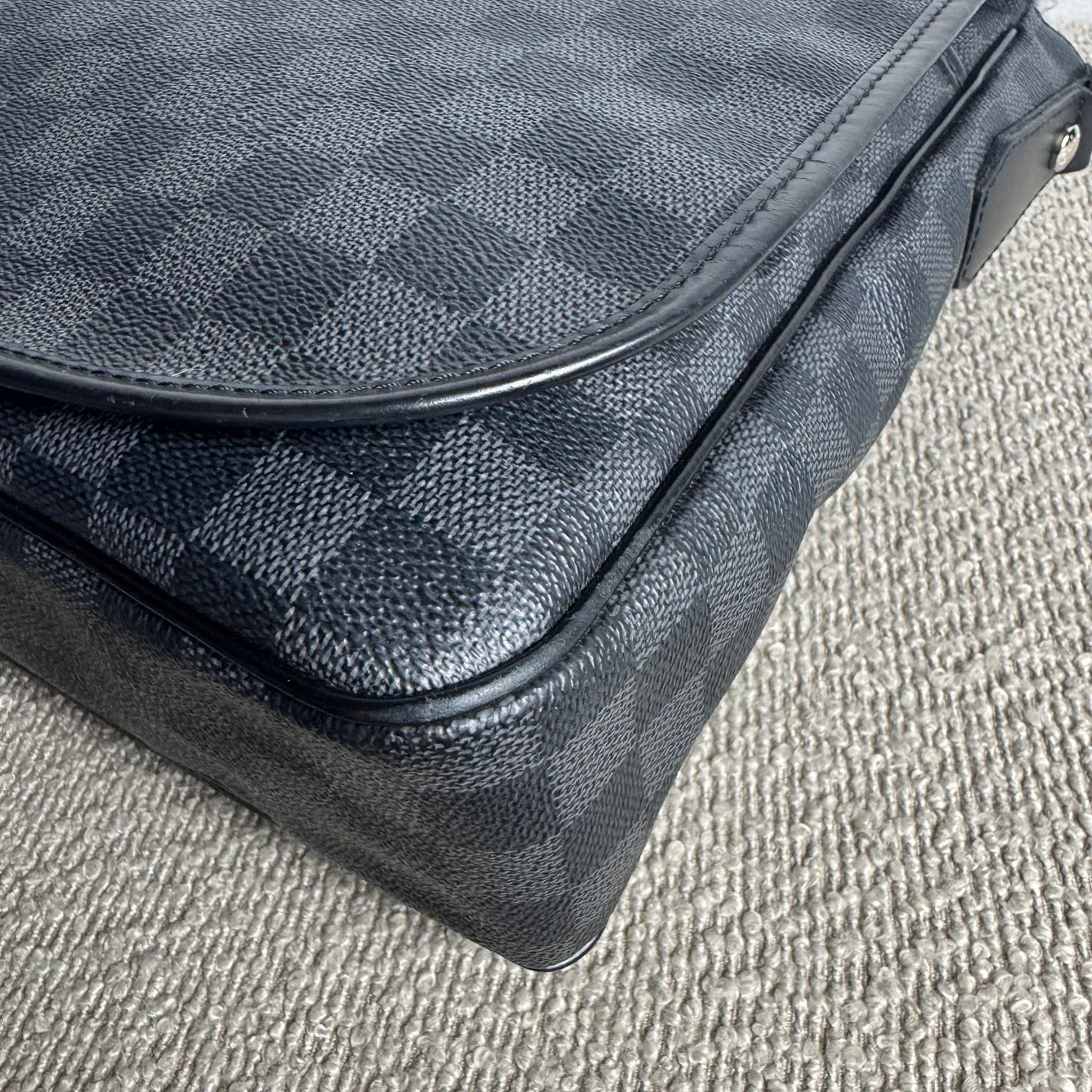 Louis Vuitton Daniel MM Messenger Bag – Damier Graphite