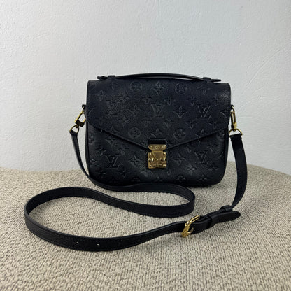 Louis Vuitton Pochette Métis – Monogram Empreinte Leder Schwarz