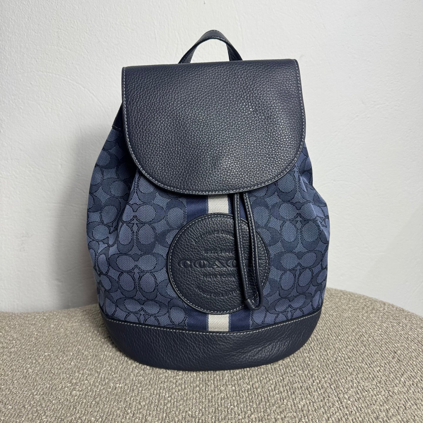 Coach Dempsey Drawstring Rucksack – Signature Jacquard Navy (NEU)