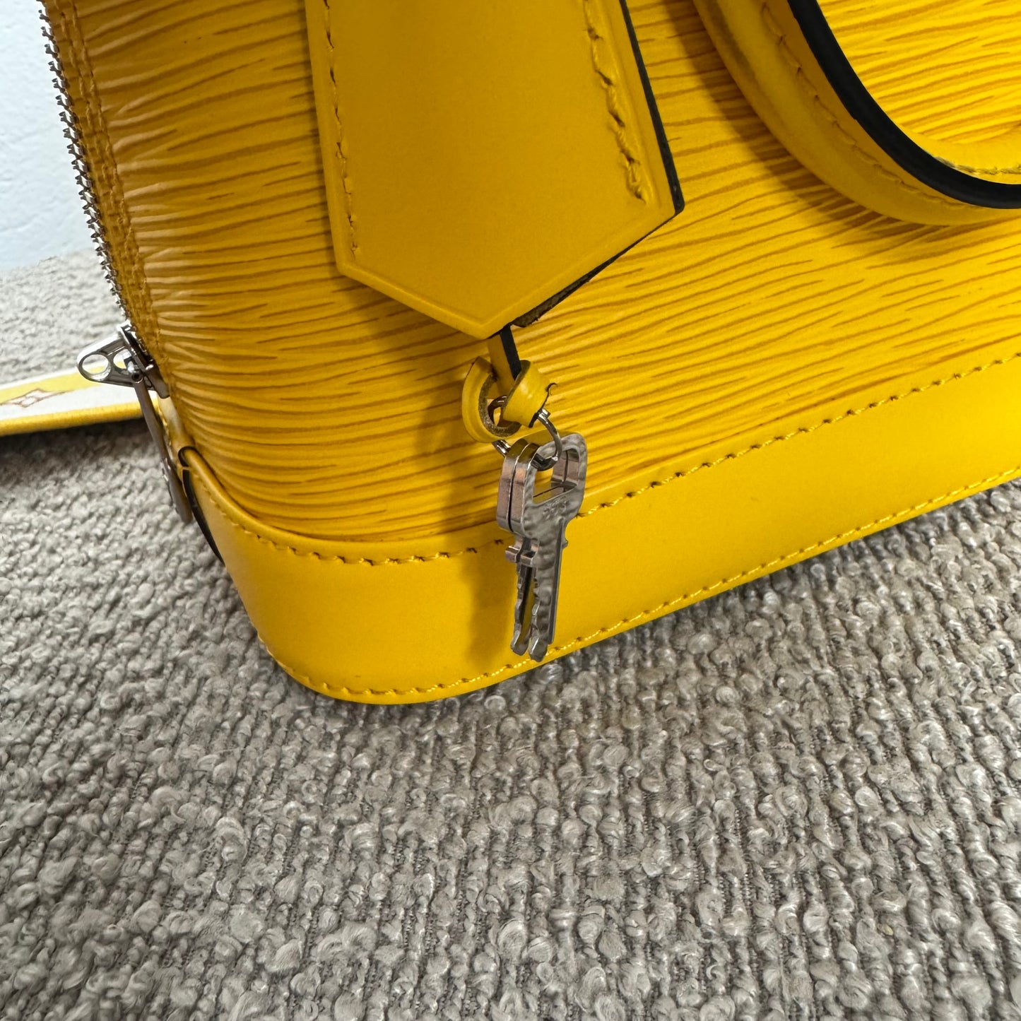 Louis Vuitton Alma BB Epi Leder Gelb