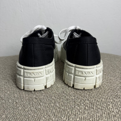 Baskets basses Prada « Double Wheel » en gabardine Re-Nylon noir blanc T. 38,5