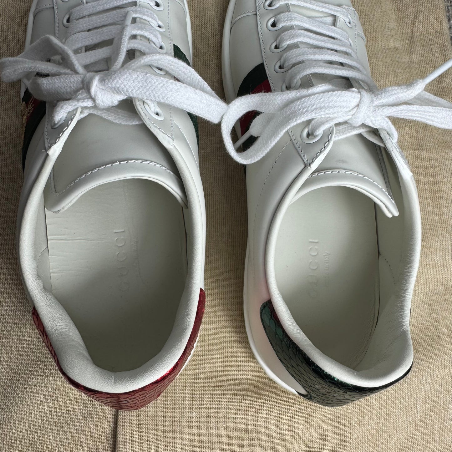 Gucci Ace Damen-Sneaker – Weiß mit Web-Streifen und Bienen-Stickerei